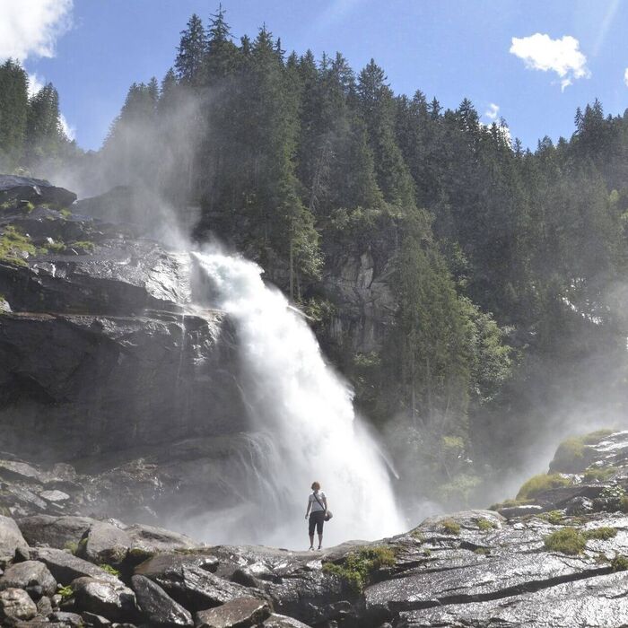 Das Naturspektakel hautnah spüren, vor dem Krimmler Wasserfall Posen und einige Wassertropfen abbekommen.