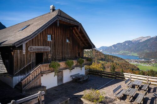 Die schön gelegen Laimeralm mit Blick auf den Wolfgangsee.