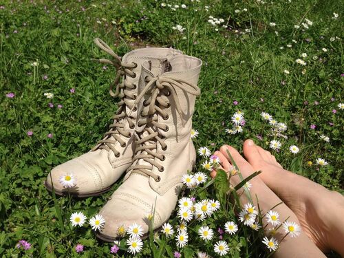 Seele baumeln lassen, Schuhe aus und das Gras und die Blumen spüren.