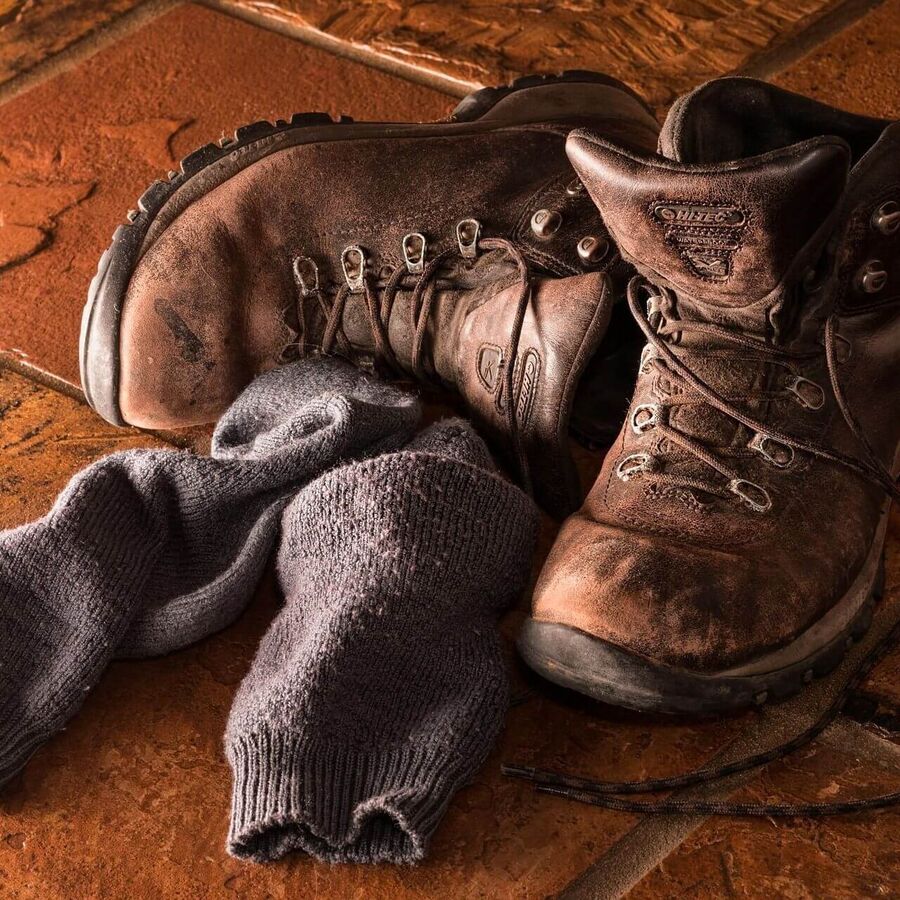 Wanderschuhe mit Wandersocken, optimal ausgestattet für Komfort und Schutz bei langen Bergtouren.