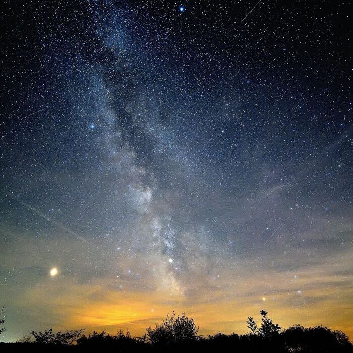 Einen gut sichtbaren Sternenhimmel beobachten.
