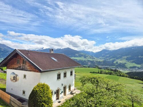 Das Grafenhäusl mit Blick auf die Tuxer Alpen