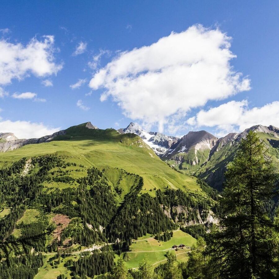 Bei schönsten Wetter, zwar leichten Wolken sind die Hohen Tauern in sonnigen Licht erstrahlt.